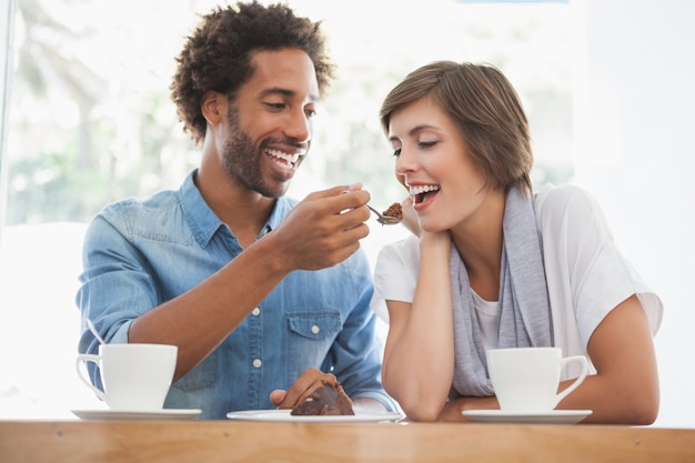 Casual pareja tomando un café juntos