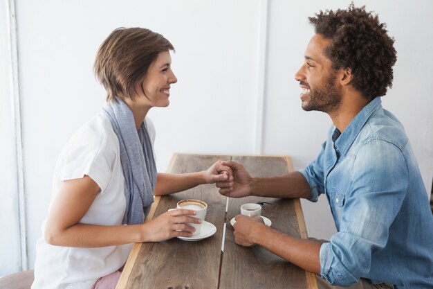 Casual pareja tomando un café juntos