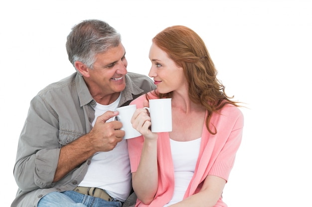 Casual pareja tomando un café juntos