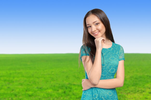 Casual raza mixta asiática mujer caucásica sonriendo mirando feliz