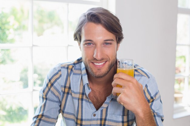 Casual, sorrindo, homem, tendo, suco laranja