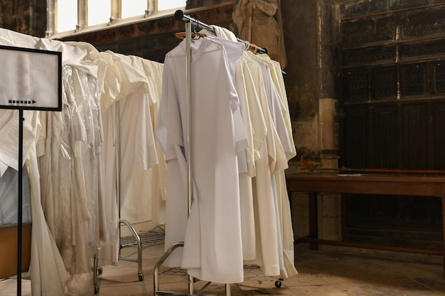 Casullas del sacerdote en una iglesia católica