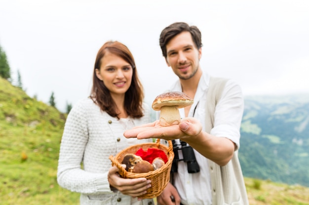 Catadores de cogumelos jovens nos alpes da baviera