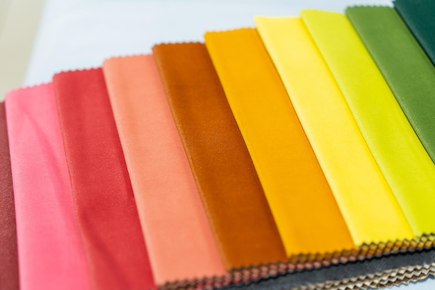 Catálogo de tejidos Catálogo de muestras de telas multicolores Fondo de la industria textil Tela de algodón de colores Catálogo de tejidos Selecciona el color del sofá Fondo de la industria textil Palet
