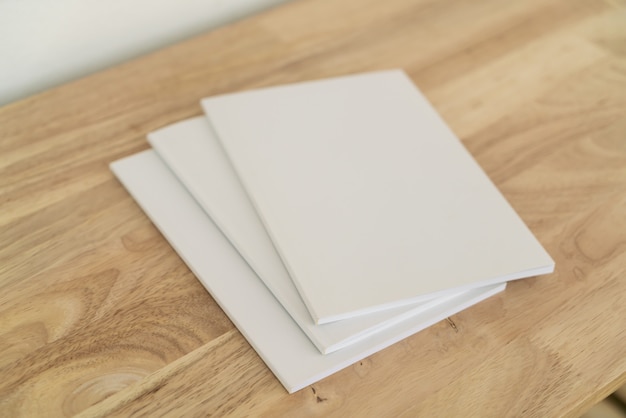 Catálogos en blanco sobre mesa de madera