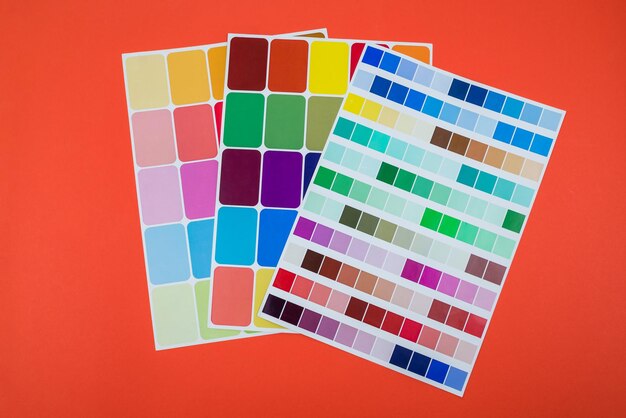 Foto catálogos de colores de papel sobre un fondo naranja aislado selección de colores paleta de colores