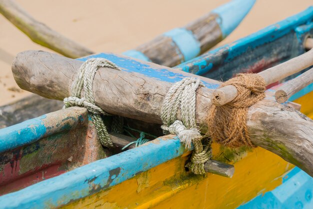 Catamarã de barco na praia.