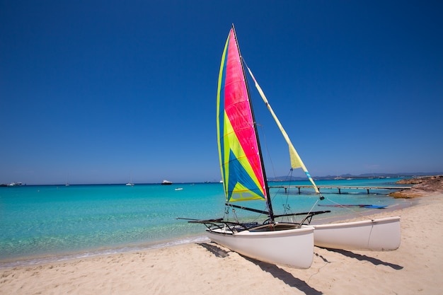 Catamaran a vela em Illetes beach of Formentera