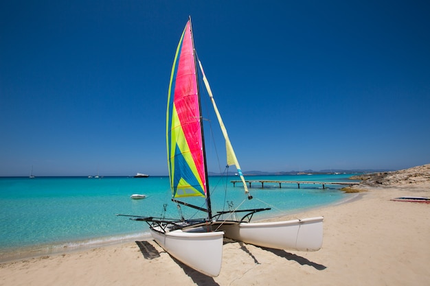 Catamaran a vela em Illetes beach of Formentera