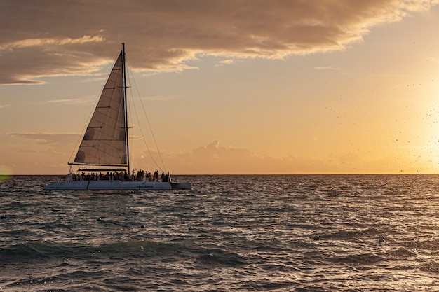 Catamarán en el mar al atardecer en el mar caribe