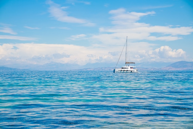 Catamarán en el mar azul. Catamarán barco de vela en el océano cerca de la playa.