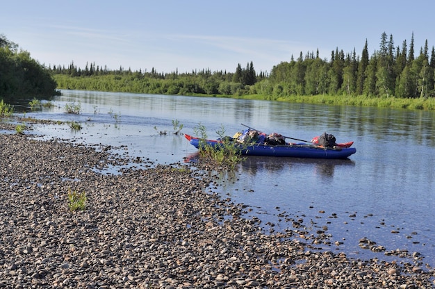 Catamarán para rafting en el río taiga