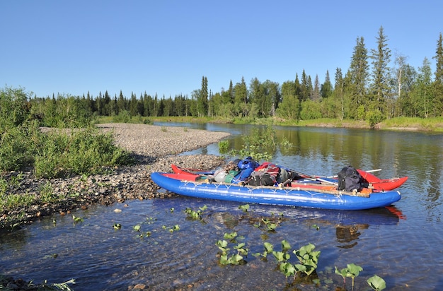 Catamarán para rafting en el río taiga