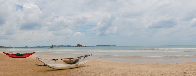 Catamaranes de madera en la playa del Océano Índico.