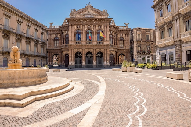 Catania, italy - 30 de maio de 2021 / teatro e fonte na piazza vincenzo bellini em catania, sicília, itália. teatro massimo bellini, o teatro mais importante