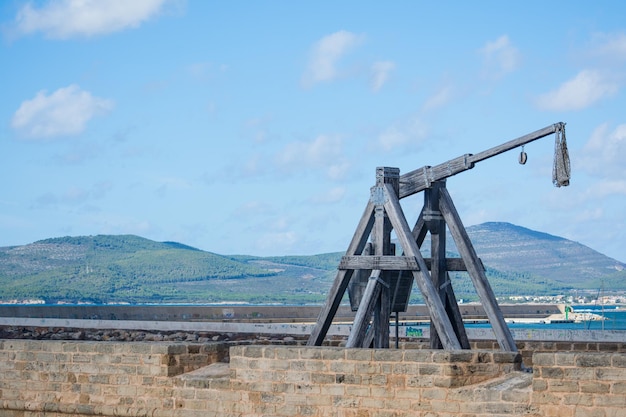 Catapulta antigua por el paseo de Alghero Cerdeña