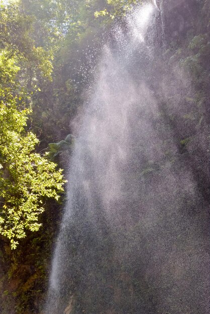 Catarata de agua salpicada