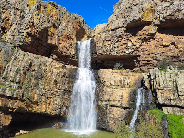 Foto catarata la cimbarra en el parque nacional despenaperros en la provincia de jaén