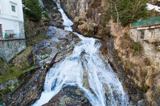 Catarata en la ciudad de estación de esquí de Bad Gastein Austria Land Salzburg