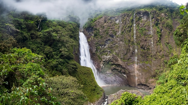 Catarata del Toro cachoeira com montanhas circundantes na Costa Rica