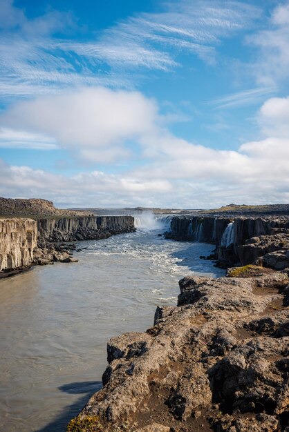 Catarata de Dettifoss y formaciones geológicas del cañón de Jokulsargljufur