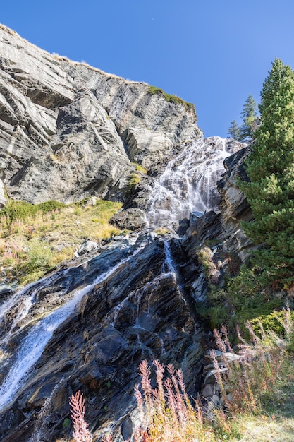 Catarata de Lillaz granito rápidos cársticos Parque Gran Paradiso Aosta Italia disparo vertical