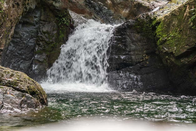 Catarata en el Parque Nacional de Santa Fe en Panamá