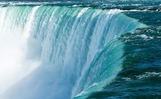 Cataratas canadenses em ferradura em Niagara