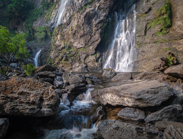 Foto cataratas de khlong lan belas cachoeiras no parque nacional de klong lan, na tailândia