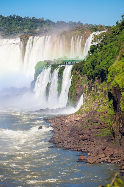 Las Cataratas del Iguazú (Cataratas del Iguazú) son cascadas del río Iguazú en la frontera de Argentina y Brasil. Iguazú es el sistema de cascadas más grande del mundo.