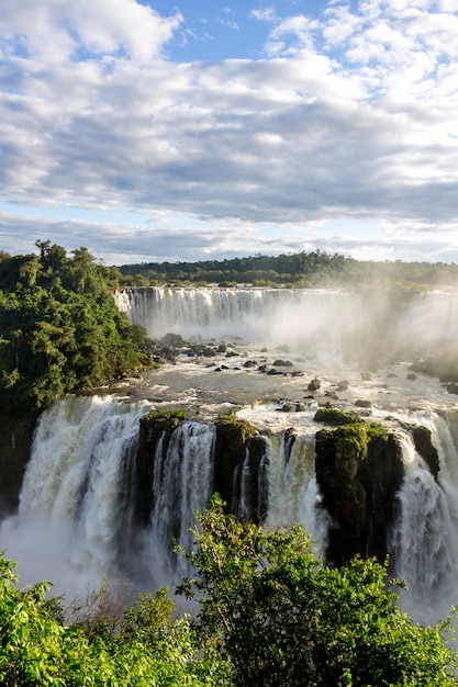 Foto cataratas del iguazú en el parque nacional, catarata brasil hermosa vista