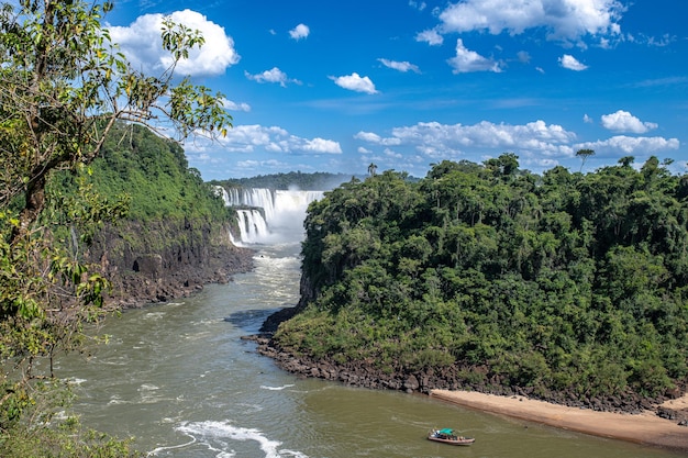 Las Cataratas del Iguazú, a las que se puede acceder a través de recorridos en bote, brindan un encuentro cercano con la atronadora fuerza de la naturaleza.