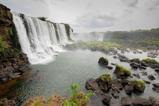 Cataratas del Iguazú y selva tropical con cascada