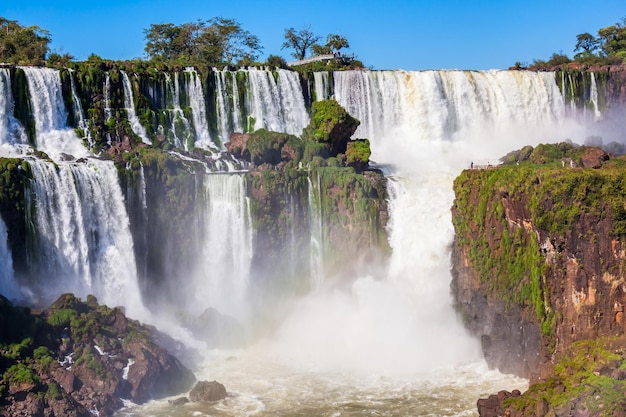 Las Cataratas del Iguazú son cascadas del río Iguazú en la frontera de Argentina y Brasil. Es una de las 7 Nuevas Maravillas de la Naturaleza en la frontera de Brasil y Argentina.