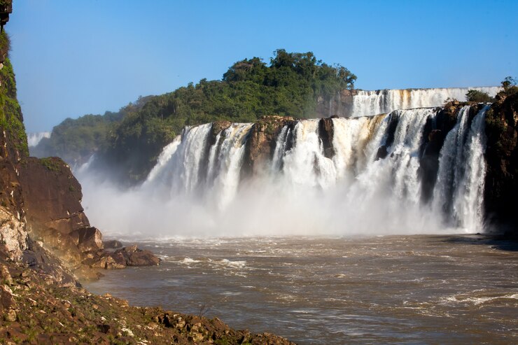 Foto cataratas del iguazú vistas desde la orilla del río iguazú - desde abajo