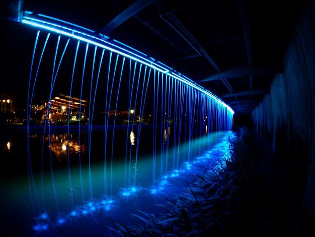 Foto cataratas iluminadas en el complejo durante la noche