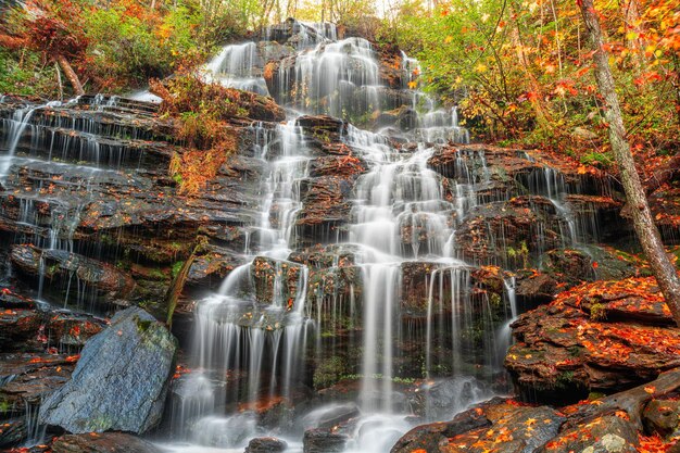 Foto las cataratas issaqueena durante la temporada de otoño en walhalla, carolina del sur