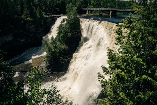 Cataratas Kakabeka em Thunder Bay, norte de Ontário, Canadá