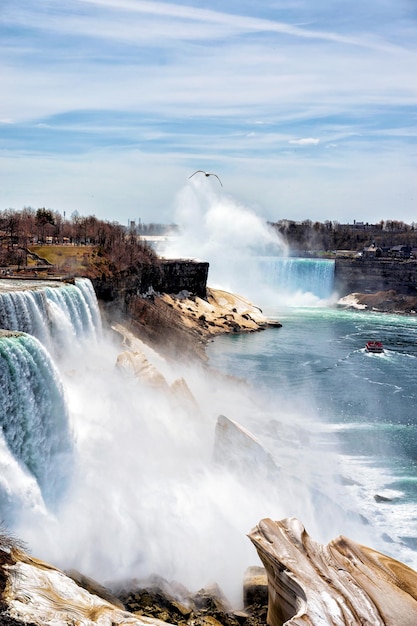 Cataratas del Niágara en América. Una vista de American Falls y Bridal Veil Falls. Inicio de la primavera