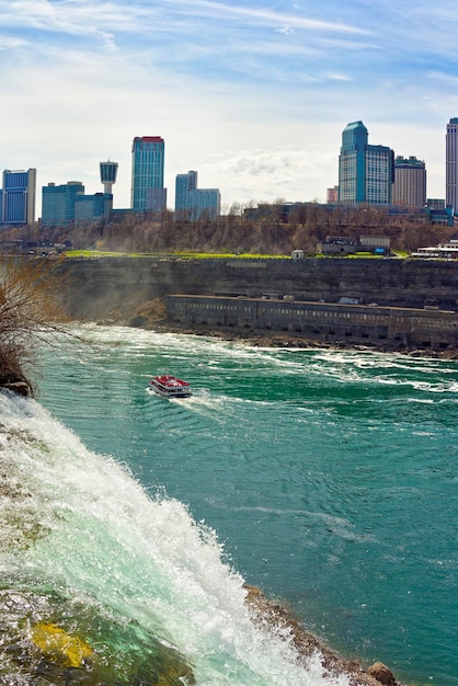 Cataratas del Niágara, ferry en el río Niágara y rascacielos desde el lado canadiense. Una vista de American Falls