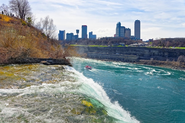 Cataratas del Niágara, ferry en el río Niágara y rascacielos desde el lado canadiense. Una vista de American Falls