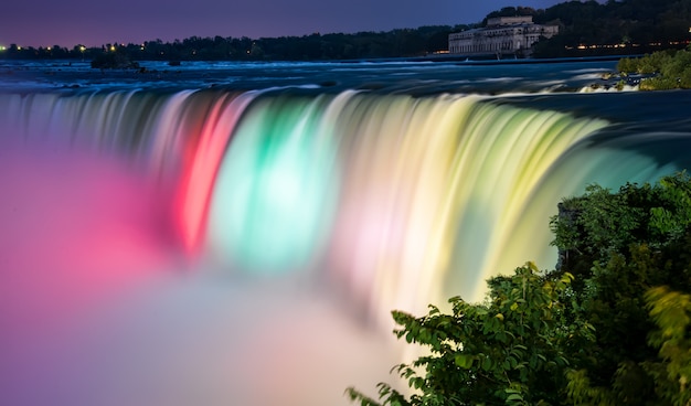 Cataratas del Niágara iluminadas de colores