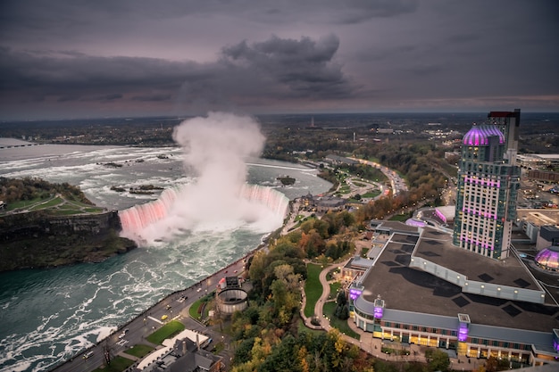 Cataratas del Niágara en la noche