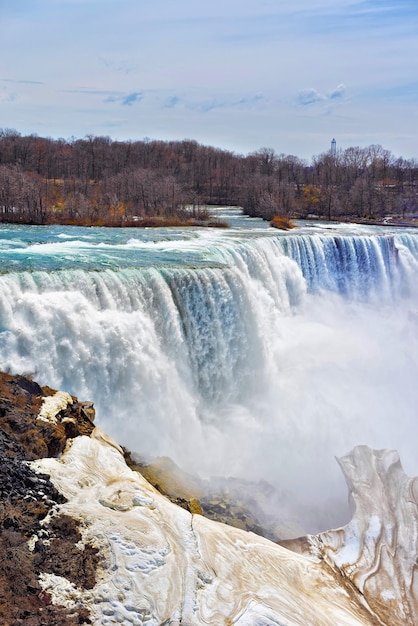 Cataratas del Niágara vistas desde el lado estadounidense en primavera. Una vista desde el Parque Estatal Niagara en American Falls y Bridal Veil Falls.