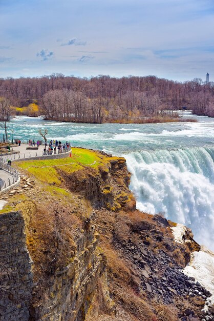 Cataratas del Niágara vistas por turistas del lado estadounidense. Una vista de American Falls