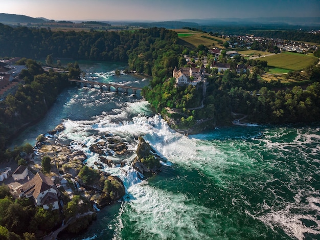 Cataratas del Rin (Rheinfall) cascadas con el castillo Schloss Laufen, Neuhausen cerca de Schaffhausen, Cantón Schaffhausen, Suiza, Europa