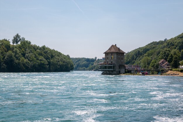 Las cataratas del Rin son la cascada más grande de Europa en Schaffhausen, Suiza. Paisaje de verano, clima soleado, cielo azul y día soleado