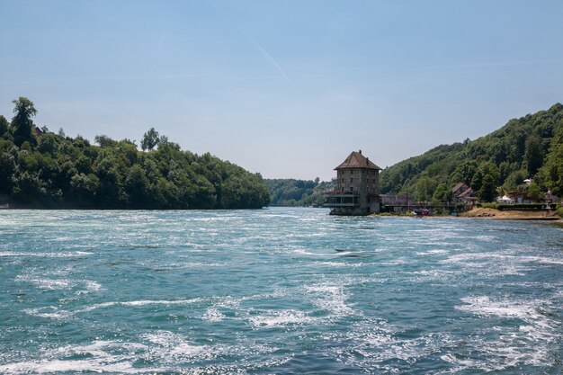 Foto las cataratas del rin son la cascada más grande de europa en schaffhausen, suiza. paisaje de verano, clima soleado, cielo azul y día soleado