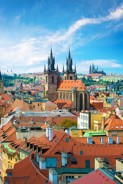 Catedrais Tynsky e St Vita entre os telhados vermelhos de Praga. Vista de cima