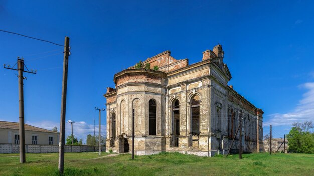 Catedral abandonada de la Asunción de la Santísima Virgen María en Lymanske village, región de Odessa, Ucrania